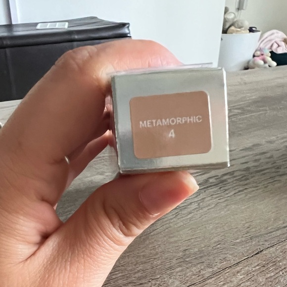 BECCA Light Shifter Concealer- Metamorphic 4 - Picture 2 of 2